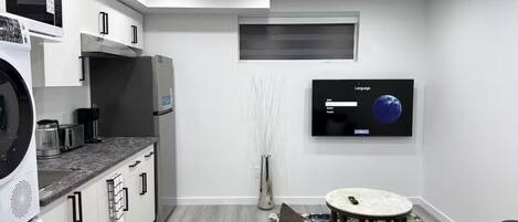 Een koelkast, een magnetron, een koffiezetapparaat/waterkoker