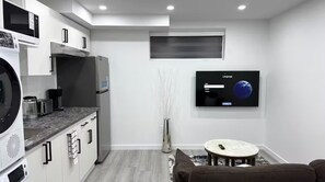 Refrigerador, microondas, cafetera y tetera y tetera eléctrica 