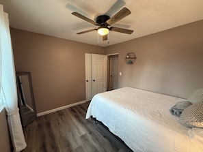 3 bedrooms, desk, iron/ironing board, free WiFi