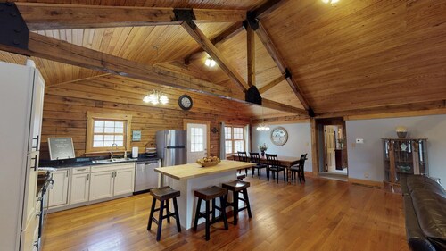 4 Bedroom Cabin in The Hocking Hills with Hot Tub & Wifi