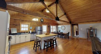4 Bedroom Cabin in The Hocking Hills with Hot Tub & Wifi