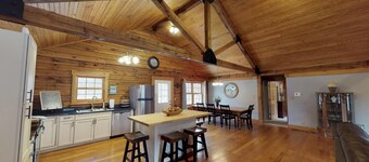 4 Bedroom Cabin in The Hocking Hills with Hot Tub & Wifi