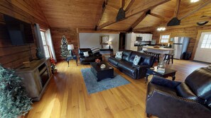 DVD-Player, Tischfußball, Bücher, Videothek