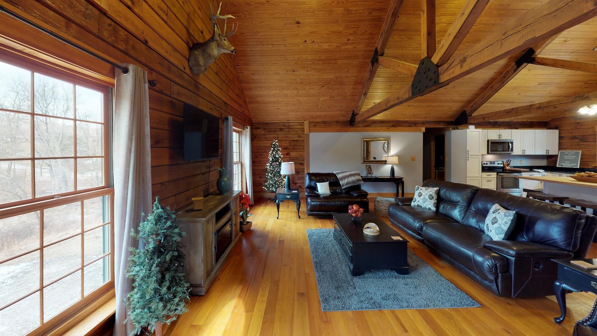 Lecteur de DVD, baby-foot, livres, vidéothèque