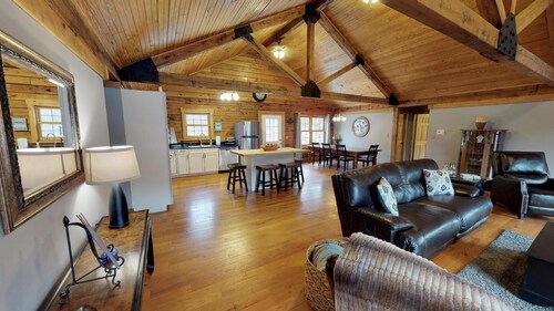 4 Bedroom Cabin in The Hocking Hills with Hot Tub & Wifi