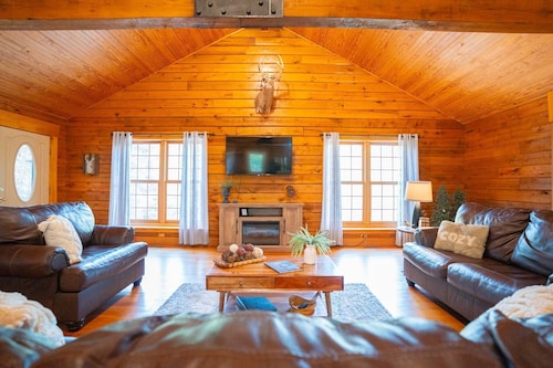 4 Bedroom Cabin in The Hocking Hills with Hot Tub & Wifi