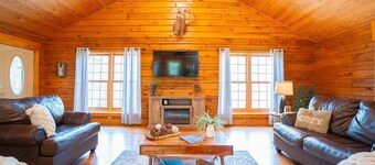 4 Bedroom Cabin in The Hocking Hills with Hot Tub & Wifi