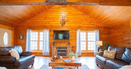 4 Bedroom Cabin in The Hocking Hills with Hot Tub & Wifi