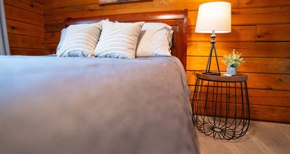 4 Bedroom Cabin in The Hocking Hills with Hot Tub & Wifi