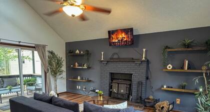 Charming 3-bedroom chalet with WiFi, AC in welcoming Tobyhanna
