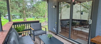 Charming 3-bedroom chalet with WiFi, AC in welcoming Tobyhanna
