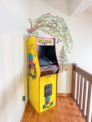 Games room - Charming 3-bedroom chalet with WiFi, AC in welcoming Tobyhanna (Tobyhanna)