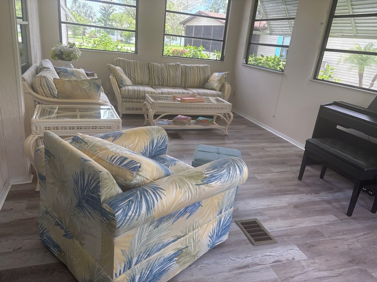 Country Club Resort 2+ Bedroom Home In Prime Gated Golf Course Community - Cape Coral, FL