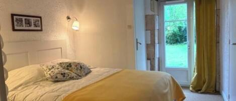 1 slaapkamer, een strijkplank/strijkijzer, gratis wifi, beddengoed