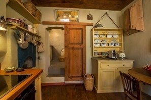 Kjøleskap, ovn, kokeplater og oppvaskmaskin