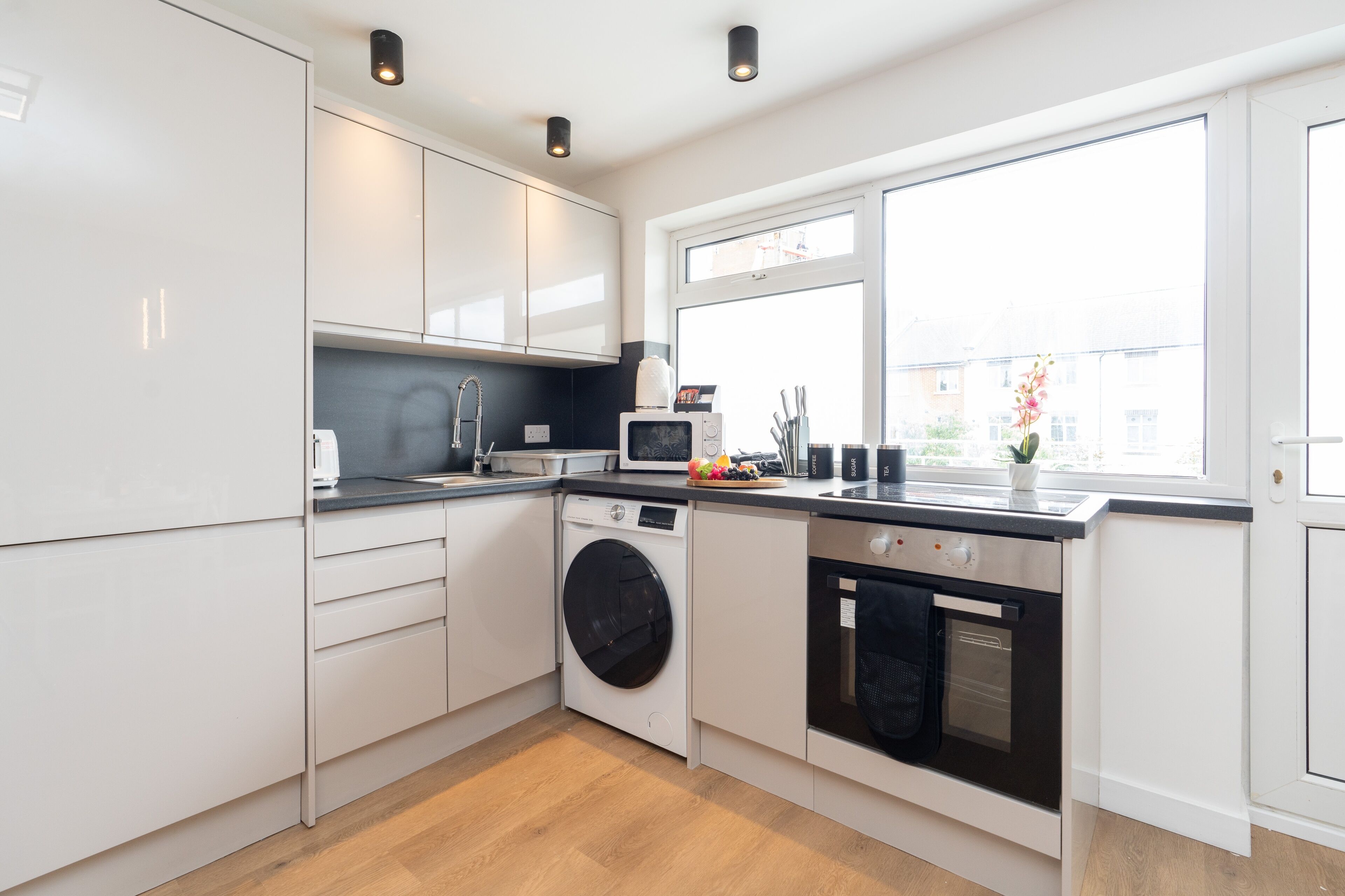 Frigorifero, microonde, forno, piano cottura