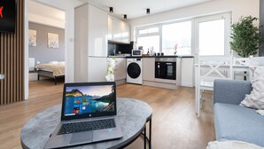 A modern apartment with a kitchen, dining area, and a bedroom. - Open Mind Property - 8 Guests, 4 Beds & Free Parking (Hayling Island)
