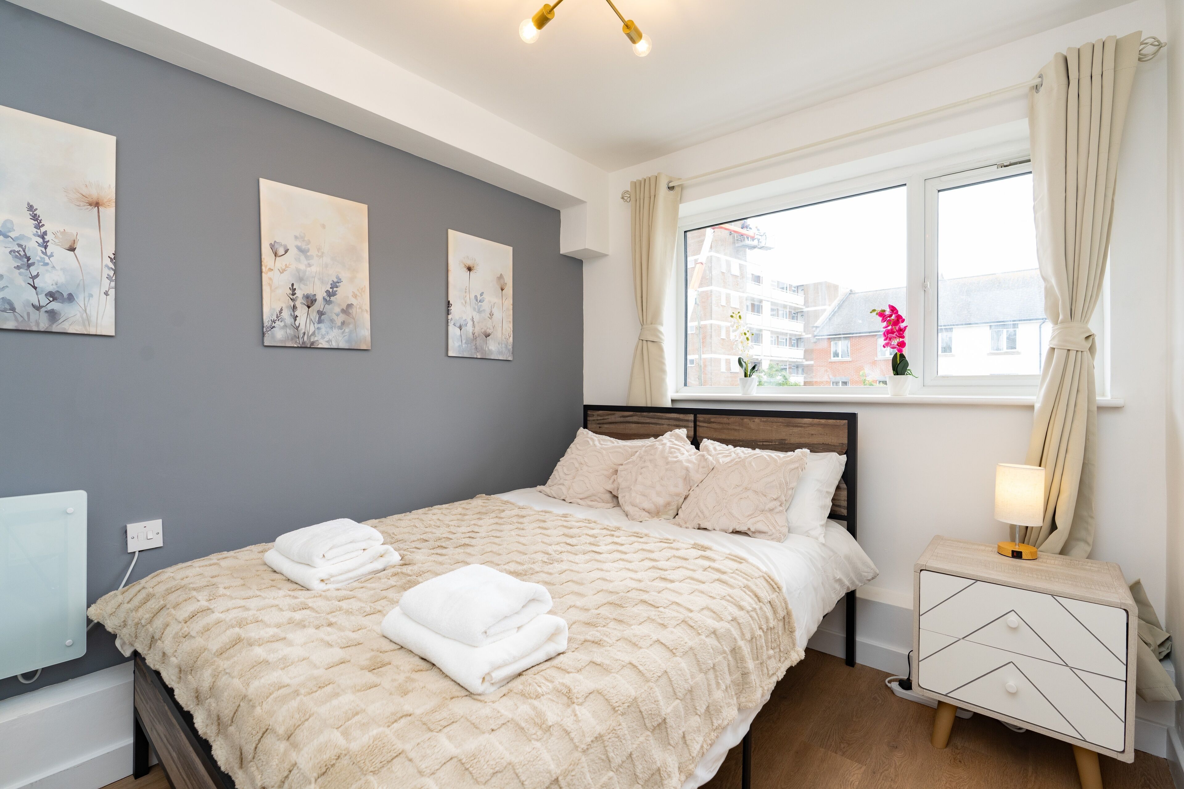 3 slaapkamers, een strijkplank/strijkijzer, gratis wifi, beddengoed