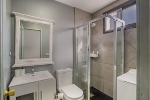 Douche, séchoir à cheveux, serviettes fournies