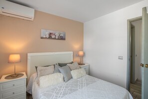 1 dormitori, planxa i posts de planxar, wifi i roba de llit