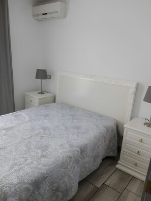 Een strijkplank/strijkijzer, wifi, beddengoed