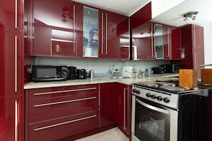 Refrigerador, microondas, horno, placa de cocina