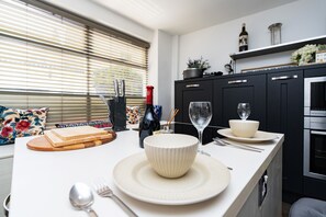 Kühlschrank, Mikrowelle, Ofen, Herdplatte