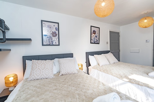 Tabla de planchar con plancha, wifi gratis y ropa de cama