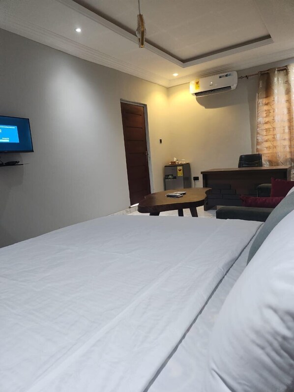 エグゼクティブ ダブルルーム バルコニー バレービュー | 低刺激性寝具、デスク、ノートパソコン用作業スペース、アイロン / アイロン台