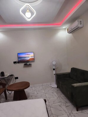 スタンダード シングルルーム バルコニー バレービュー | 低刺激性寝具、デスク、ノートパソコン用作業スペース、アイロン / アイロン台