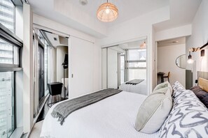 Room - Downtown Toronto: Skyline View! (Toronto)