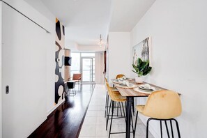 Dining - Downtown Toronto: Skyline View! (Toronto)