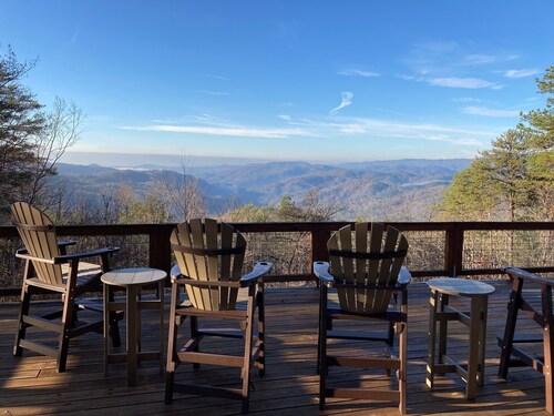 Spacious 5-BR House with Long Range Views of Mtns. & Lake Jocassee,Near Brevard!