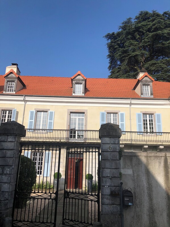 Exterior - Room in a 17th-century manor house (Saint-Pé-de-Bigorre)