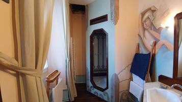 Een douche, een haardroger, handdoeken, zeep