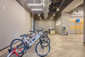 A modern indoor space with bicycles parked against the wall, a visible air conditioning unit, and a sign with the text "DISCO CONC". - Modern Comfort in Itaim Bibi-sp Cia2313 (São Paulo)
