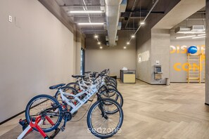 A modern indoor space with bicycles parked against the wall, a visible air conditioning unit, and a sign with the text "DISCO CONC". - Modern Studio in Itaim Bibi-sp Cia2313 (São Paulo)