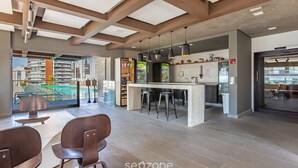 Ein modernes Interieur mit Blick auf den Pool, einer Bar und Sitzgelegenheiten.