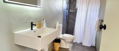 Dusche, Handtücher, Seife, Toilettenpapier