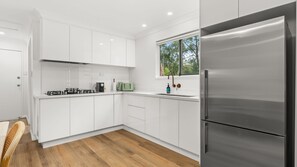 Jääkaappi, mikroaaltouuni, liesi, leivänpaahdin