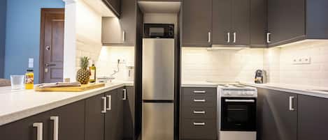 Kühlschrank, Mikrowelle, Ofen, Herdplatte