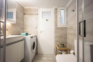 Regadera, secadora de cabello, toallas, jabón 