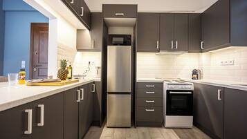 Kjøleskap, mikrobølgeovn, ovn og kokeplater