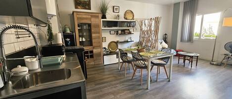 Four Ă micro-ondes, surface de cuisson, lave-vaisselle