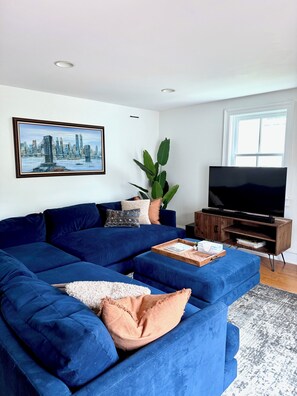 Smart-TV, Kamin, Bücher