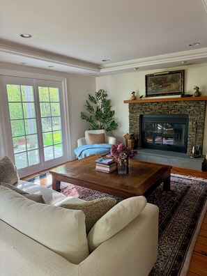 Smart TV, fireplace, books