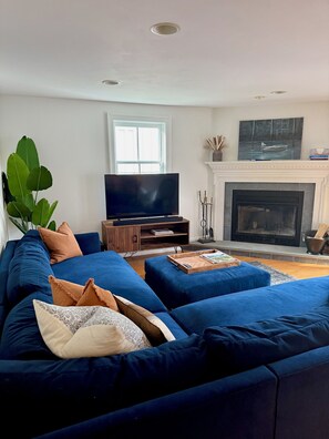 Smart-TV, Kamin, Bücher