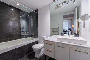 Hårtørrer, håndklæder, Sæbe, Toiletpapir