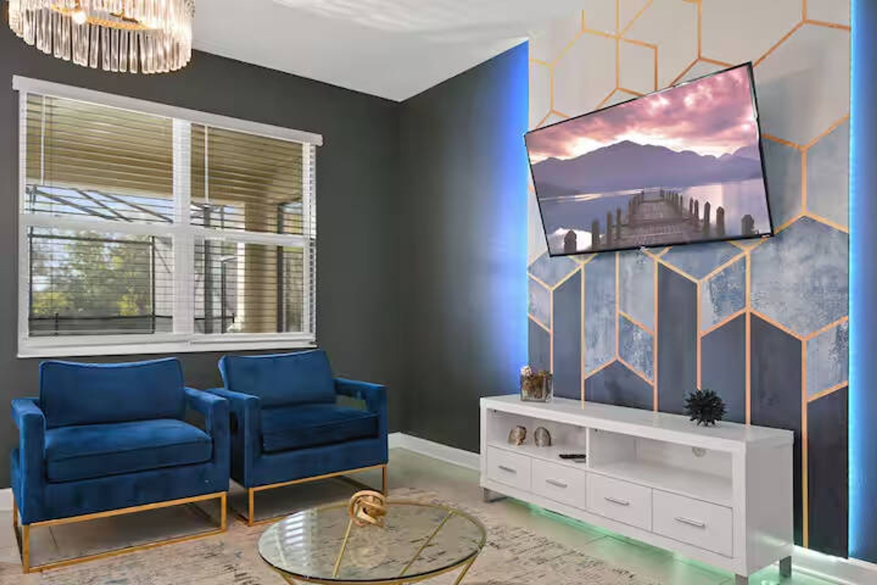 Un saló modern amb un televisor gran fixat a una paret hexagonal, dos sofàs blaus, una taula de consol blanca i una taula de centre de vidre.
