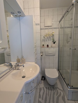 Toallas, jabón, papel de baño
